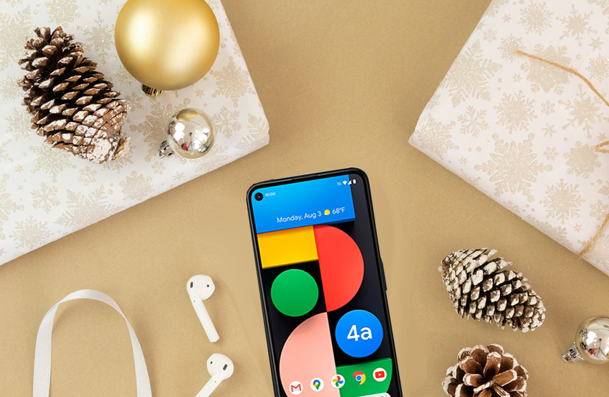 Verpackte Geschenke, Weihnachtsdeko und ein Smartphone