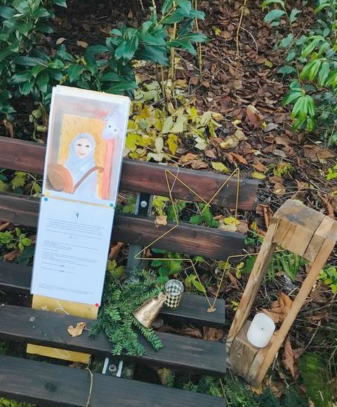 EIne Station mit Info, Stern, Kerze und Tannengesteck