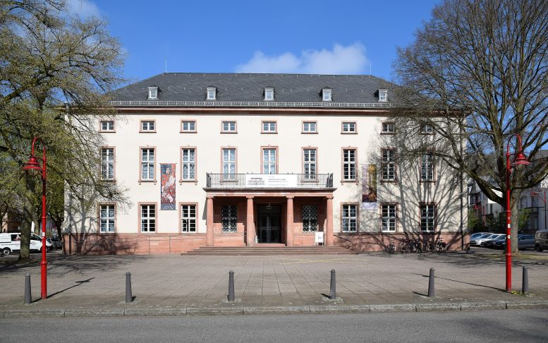 Ein altehrwürdiges Gebäude mit Sprossenfenstern