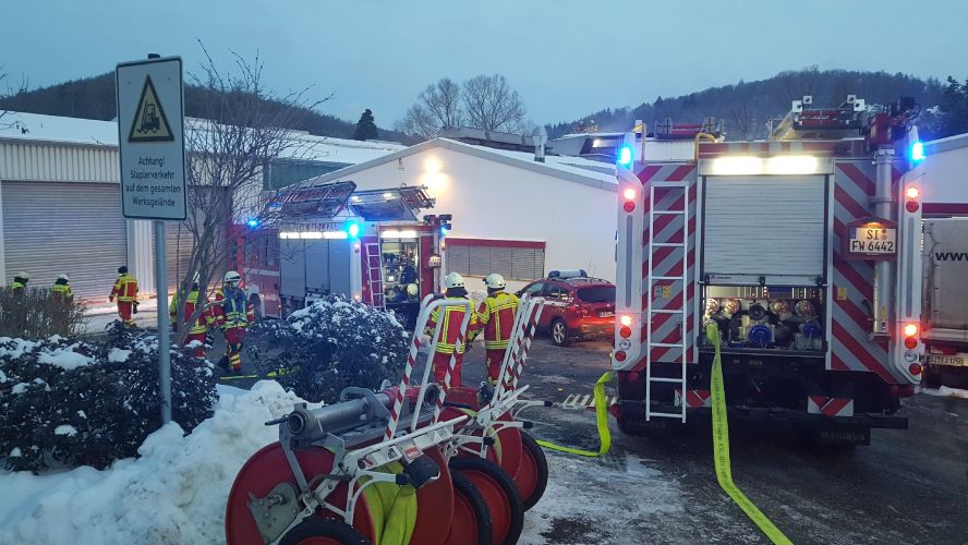 Einsatzkräfte und Feuerwehrfahrzeug