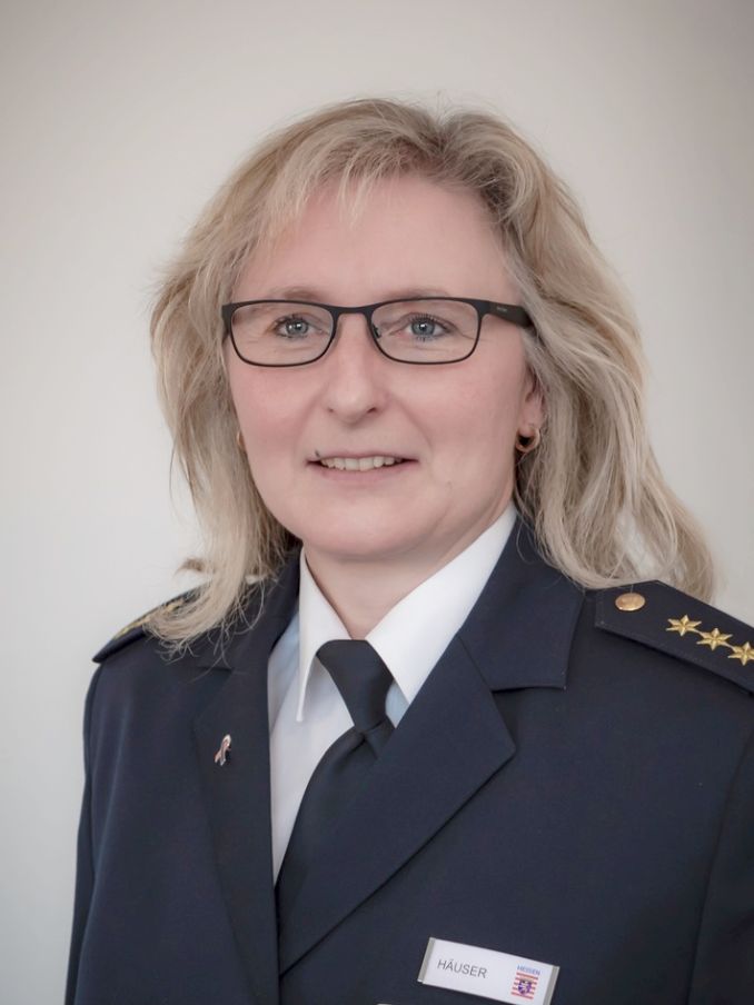 Blonde Frau in Uniform.