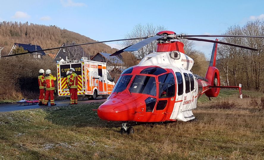 Notarztwagen und Johanniter-Heli auf der Wiese