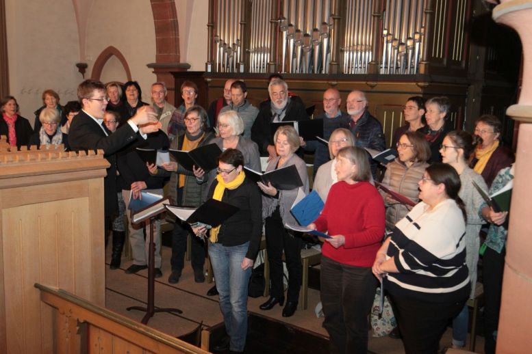 Chor vor einer imposanten Orgel