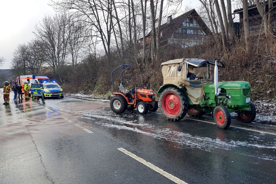 Feuerwehr, Polizei und 2 Traktoren auf der eisglatten Bundesstra0e