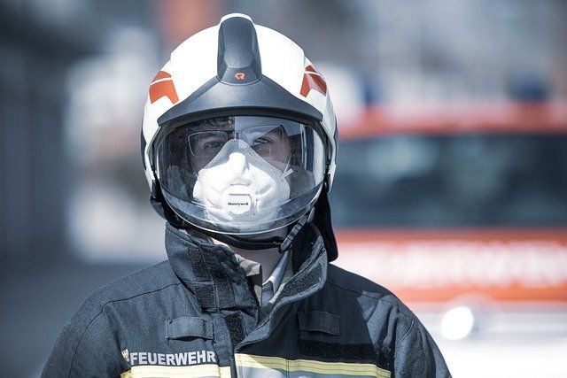 Feuerwehrmann mit Helm und Maske