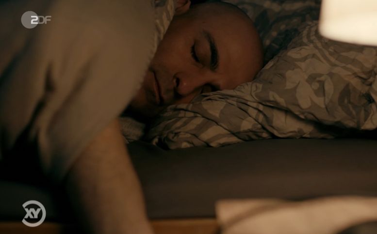Mann schläft im Bett