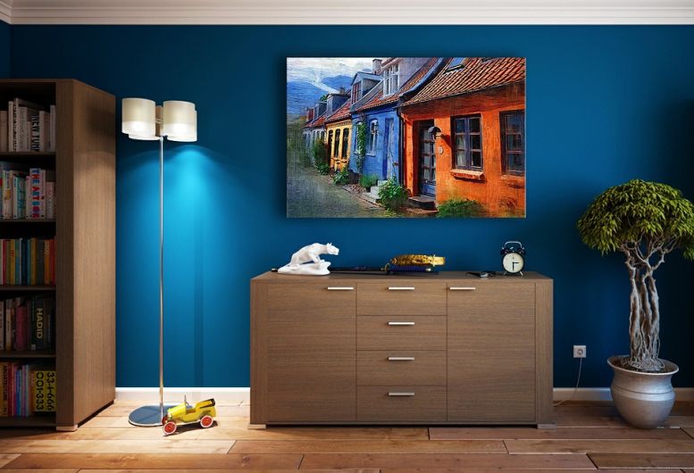 Zimmer mit blauer Tapete und Lampe und Blume und Gemälde