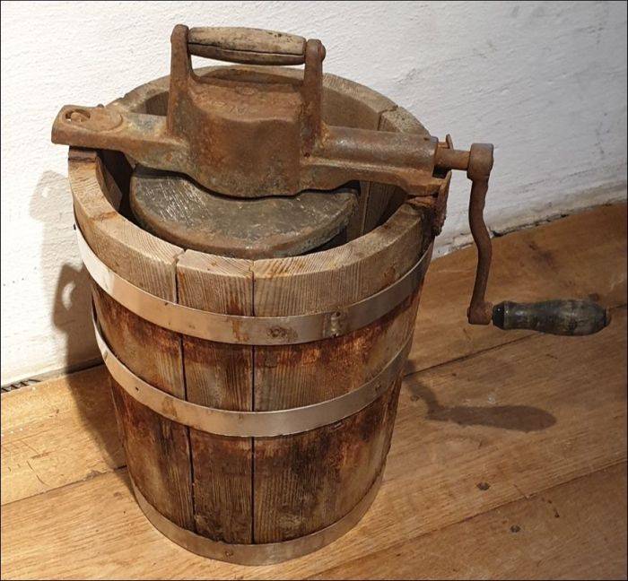 Holzgefäß mit Deckel und Kurbel... ein historischer Speiseeis-Bereiter