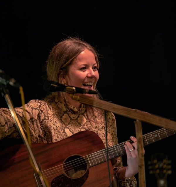 Sängerin mit Gitarre