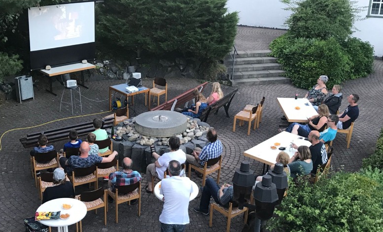 Leute beim Open Air Kino