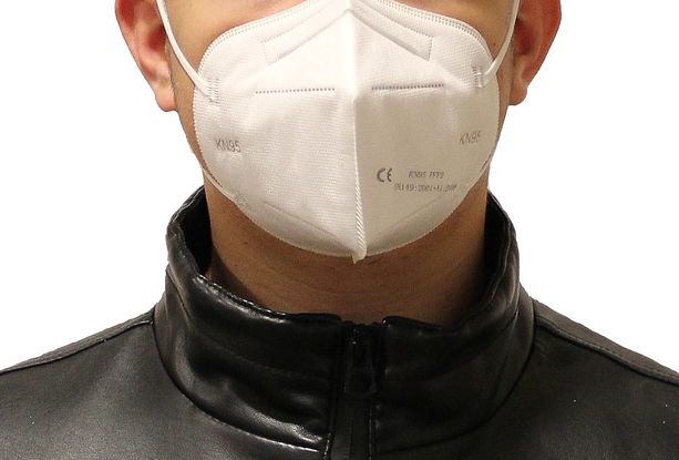 Täter mit Mund-Nase-Maske und schwarzer Jacke