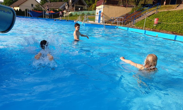 schwimmende Kinder im Freibad