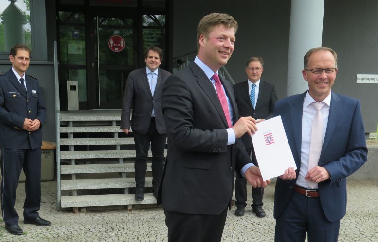 Offizielle Überreichung einer Urkunde
