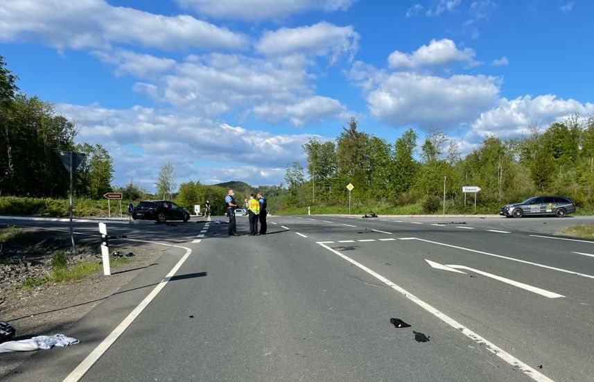 Bundesstraße. 3 Polizisten. 1 Unfallwagen.