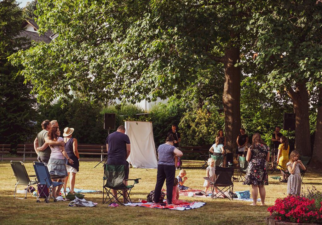 Gottesdienst unter freiem Himmel im Park