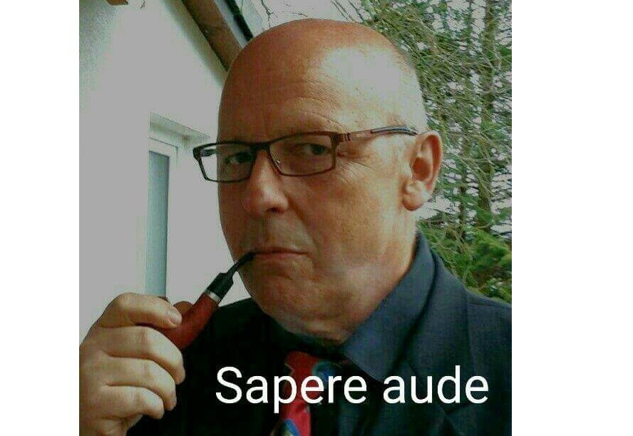 Kahlköpfiger Mann mit Pfeife