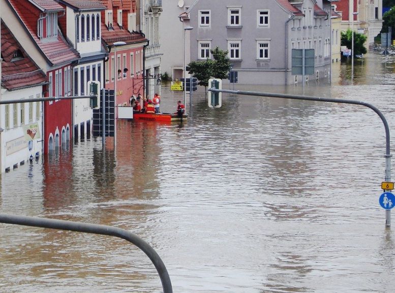 Hochwasser in Straßen einer Stadt
