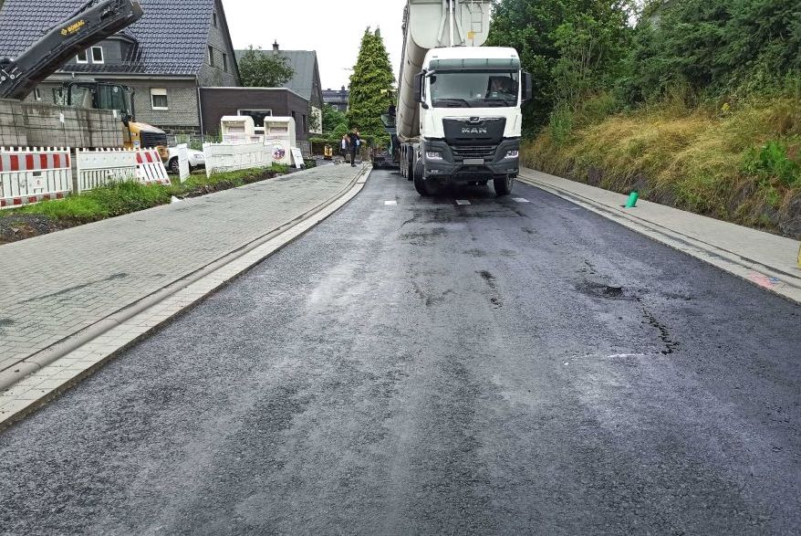 Eine Straße wird neu geteert