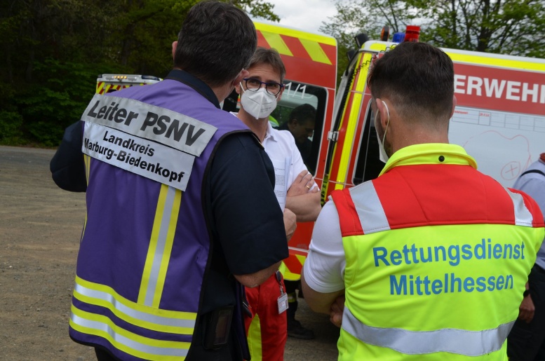 Krisenmitarbeiter im Gespräch mit Rettungsdienst