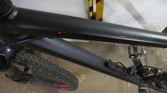 Fahrradrahmen - schwarz mit roten Lackspuren