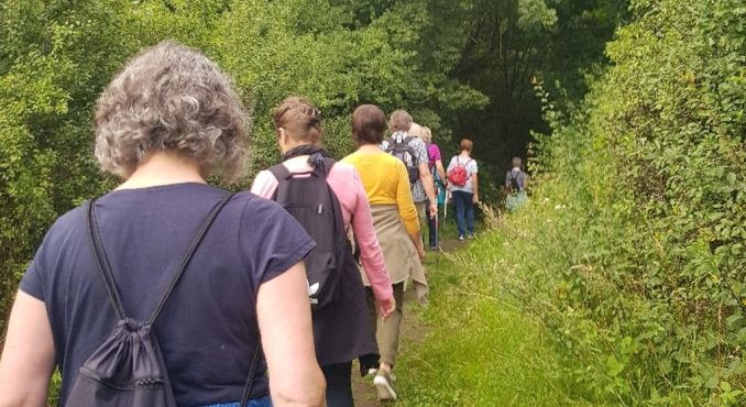 Frauen (von hinten) wandern