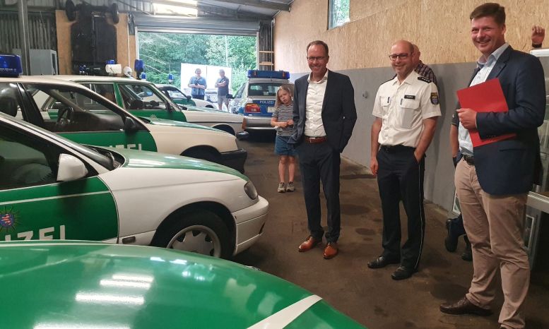 3 Offizielle im Polizei-Oldtimer-Museum