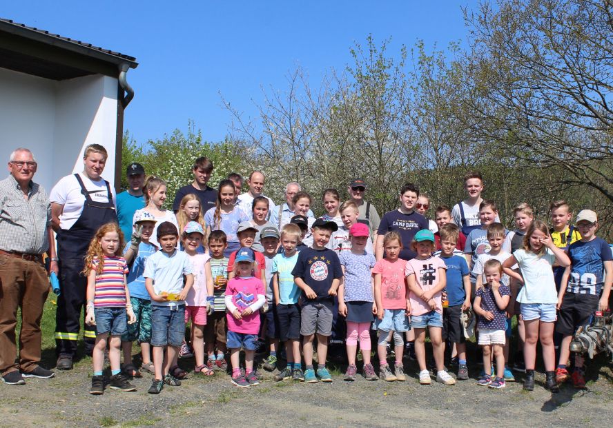 Kindergruppe und 6 Erwachsene