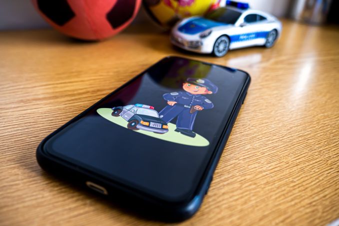 Smartphone mit Kindermotiv abs Beispielfoto