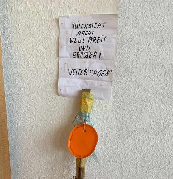 Holzstange mit Zettel und Klebeband