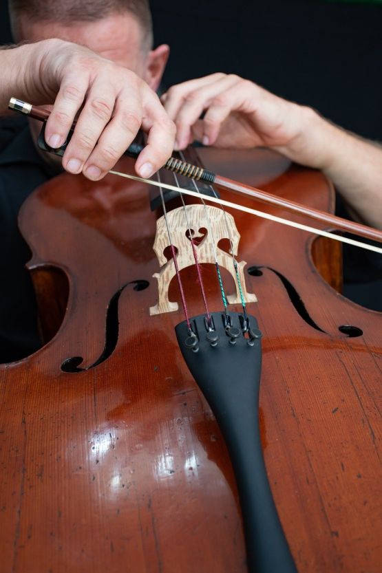 Violoncello und ein großteils verdeckter Musiker