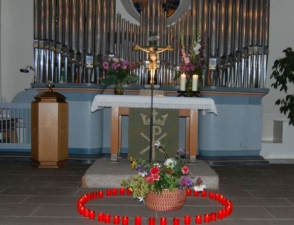 Kirchen-Innenraum mit Lichterkranz