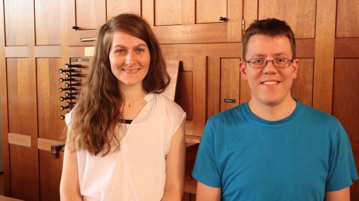 Frau und Mann stehend vor einer Orgel