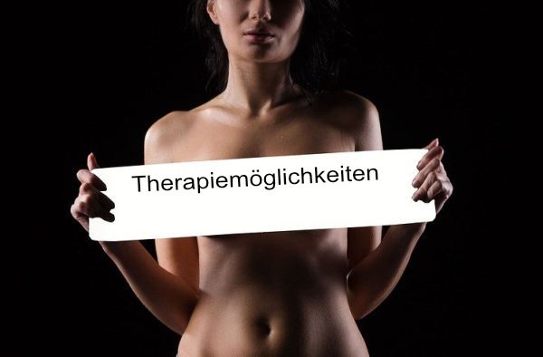 Nackte Frau mit Schild vor der Brust: "Therapiemöglichkeiten"