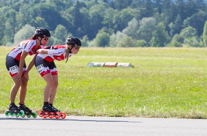 2 Frauen auf Inlineskatern