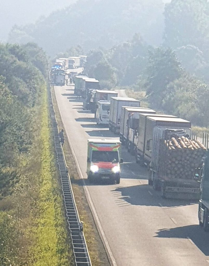 Rettungswagen fährt durch die Rettungsgasse