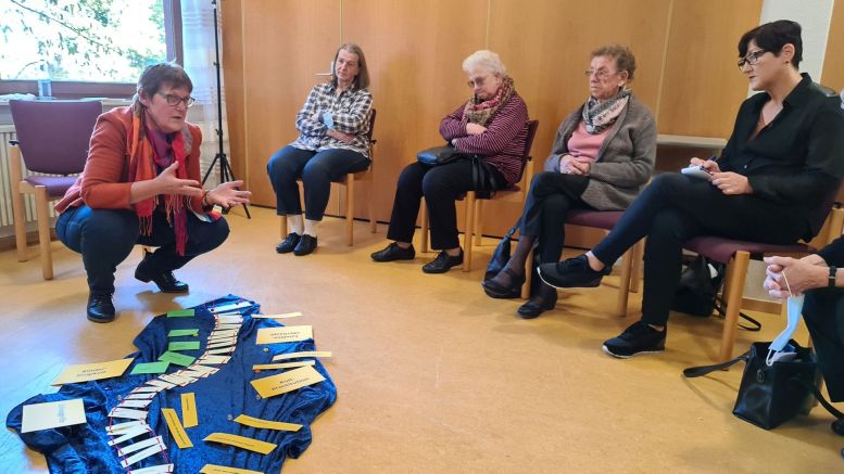 Frauen im Kreis und eine Referentin