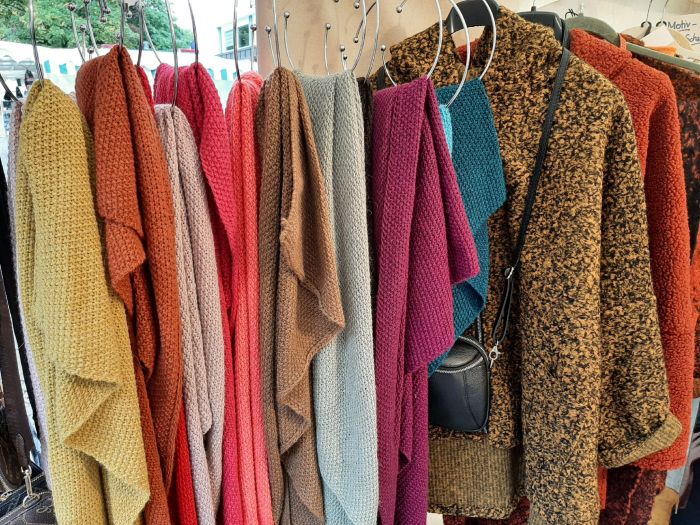 herbstliche Strickwaren am Ständer