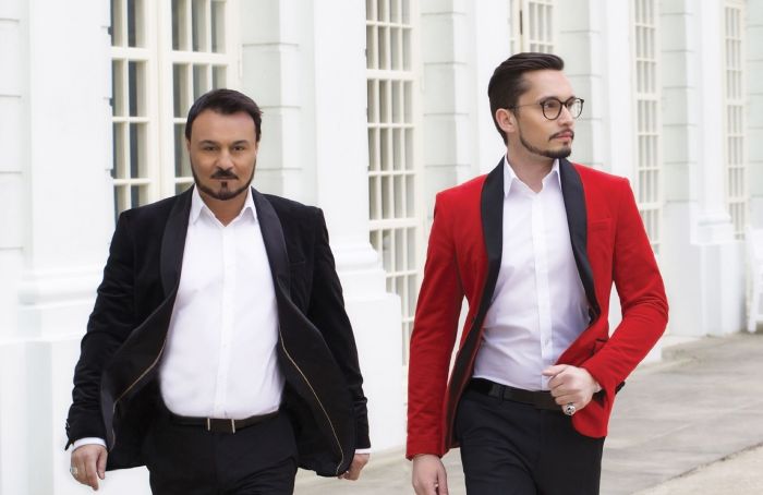 2 geschniegelte, südländisch anmutende Herren in Anzügen