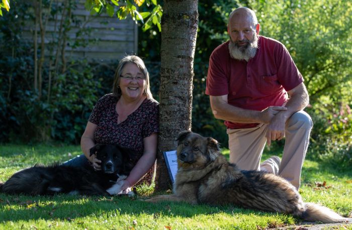 Älteres Paar mit 2 Hunden im Garten