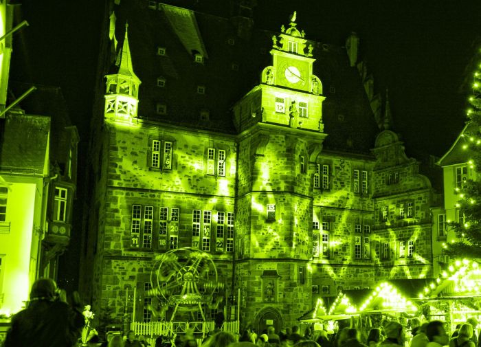 grün illuminiertes Marburger Rathaus