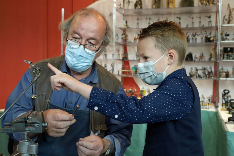 Mann erklärt Jungen sein Werkeln.