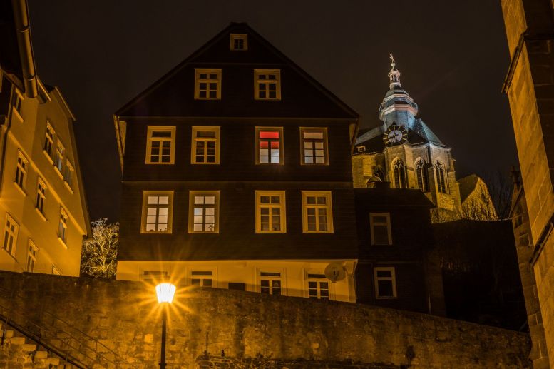 Schloss und Gebäude im Abendlicht. Marburg. 