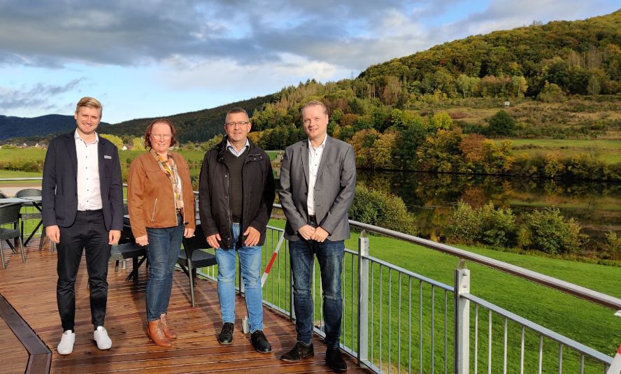 3 Männer und eine Frau auf der Terrasse der Gaststätte am See