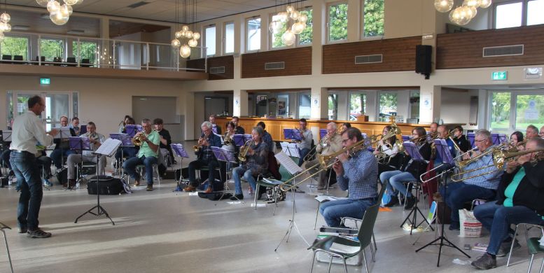 Posaunenchor in einer Mehrzweckhalle mit Dirigent