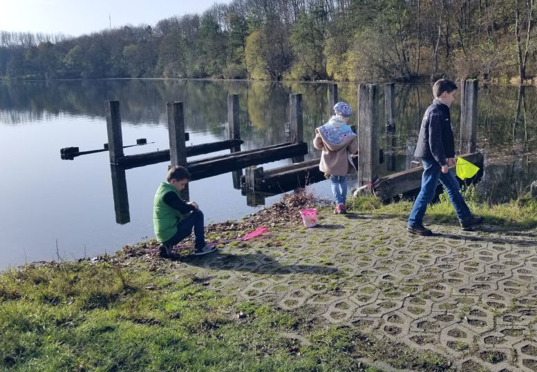 3 Kinder spielen an einem verrotteten Bootssteg.