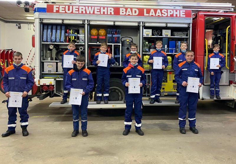 Gruppenbild der erfolgreichen Teilnehmer vor dem Einsatzfahrzeug