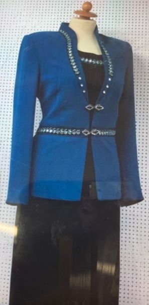 Schaufensterpuppe mit schwarz-blauem Ensemble