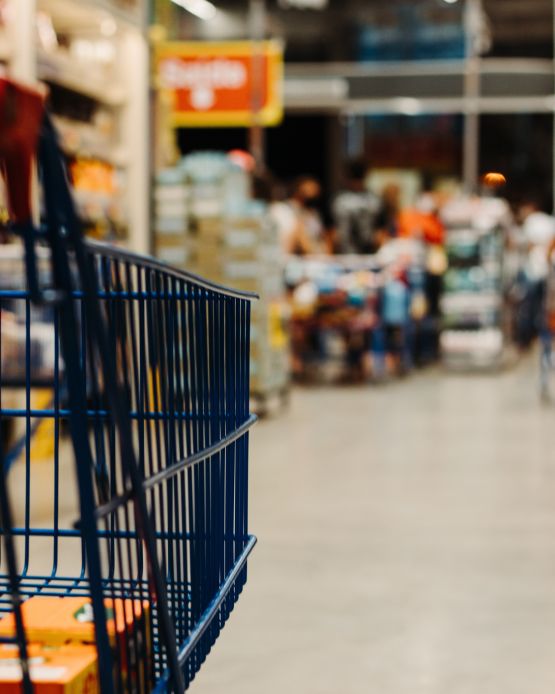 Einkaufswagen im Supermarkt