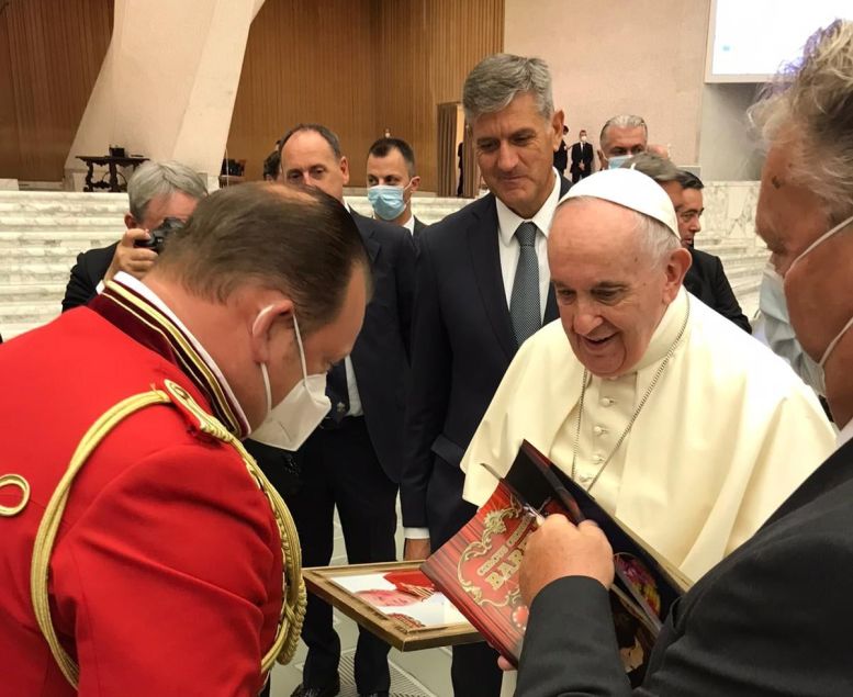 Zirkusdirektor und Papst Franziskus, umrahmt von einigen weiteren Personen