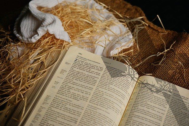 Bibel liegt im Stroh